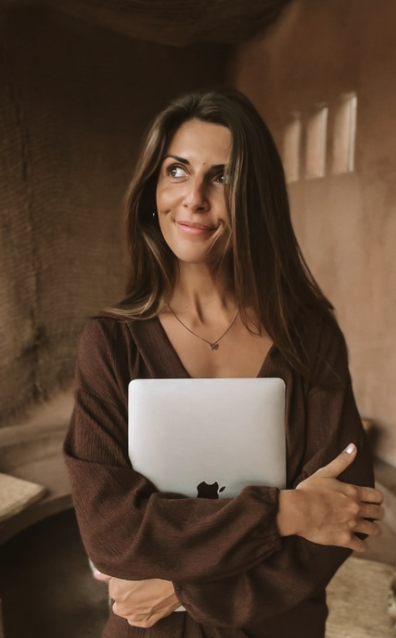 Valerie Husemann mit ihrem Laptop