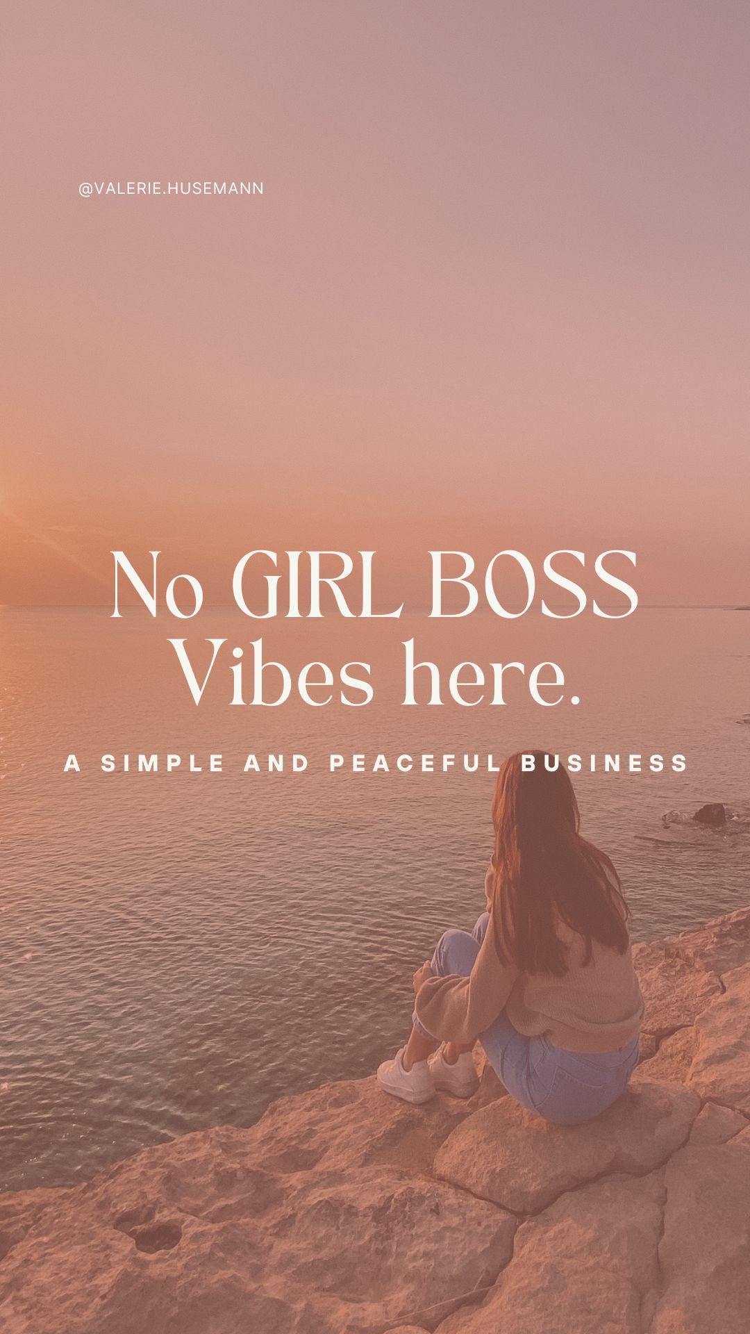 Nur weil das Bild von Girl-Boss-und-Hustle-Modus hier auf Instagram mehr vertreten ist, bedeutet nicht dass es nur diesen Weg gibt. ✨

Ich habe mich lange selbst dafür verurteilt, nicht diesen Drang zu spüren ein Millionendollar Jahresumsätze Business aufzubauen oder davon zu träumen ein 12 köpfiges Team zu haben und dem größten Erfolg hinterherzutragen. Nicht dass daran irgendwas falsch ist, but it’s just not for me.. 

Ich bin so dankbar ein simples (introvert-freundliches) Business aufgebaut zu haben, dass es mir erlaubt ..

➡️Mir eine Auszeit zu nehmen und nicht ständig online sein zu müssen

➡️Zu leben wo ich es möchte, wann ich es möchte und mir unglaublich viel Freiheit schenkt

➡️Mir ermöglicht wundervolle like-minded Frauen als Soul Clients anzuziehen

➡️Mir die finanzielle Freiheit schenkt mein Lifestyle so zu gestalten, wie es zu mir und meiner Energie passt

➡️Mein Nervensystem runterzufahren und in Einklang mit meinen Werten zu sein ✨

.. und der schönste Moment für mich in meinem Business ist, wenn meine Soul Clients das realisieren, loslassen und Schritt für Schritt Soul Clients anziehen, ihre Jobs kündigen können, mehr Zeit mit ihren Liebsten haben und erfüllt von ihrer Arbeit sind.🥹

Und das wünsche ich mir für jede von uns. ❤️

Bis zum 15. Dezember gibt es daher das aller größte Special, dass es jemals bei mir gab. Achtung: das ist KEIN Black Friday Angebot.🤓

.. ich möchte nicht, dass du aus Impuls kaufst. Wenn du dich anmeldest, wünsche ich mir, dass es aus deinem Herzen kommt, aus dem Vertrauen in dich und deinen Weg und mich als deine Mentorin. ☺️💗

Mehr dazu unter dem Link in meinem Profil. ✨ 

Happy weekend, ihr Lieben! 🫶🏼

Xx, Valerie 

#Werdesichtbar #Soulbusiness
#businesswachstum #expertenbusiness #contentmarketingtipps #businessaufbau
#herzenbusiness #businessstrategie#socialmediatipps #introvertierteunternehmer #emotionalesmarketing #intuitivesmarketing